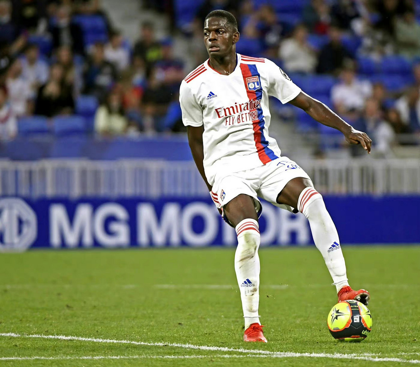 关于里昂官方宣布签下新后卫，实力大增的信息